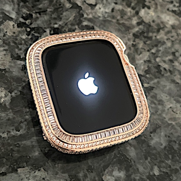 Apple Watch case in Rose gold with baguette and rounds - Picture 3 of 4